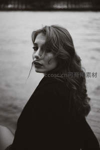 风吹发丝女子侧颜温柔动人