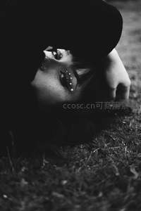 草地上少女仰卧点缀珠饰眼妆