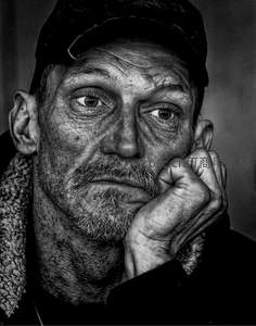 沧桑面容，帽檐下的凝重目光