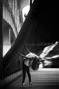芭蕾舞者在都市隧道中的动态瞬间