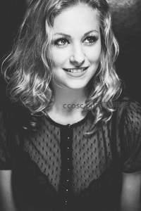 黑白肖像中的温柔微笑