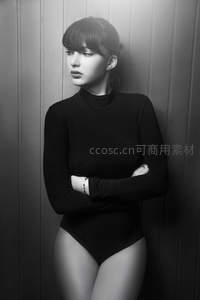 黑白光影中的优雅女性肖像