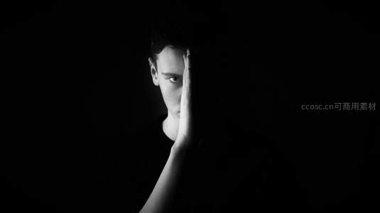 黑暗中半脸遮面的神秘男子