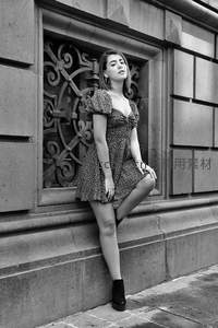 复古街角优雅女子黑白写真