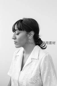 静谧侧颜白衬衫女子