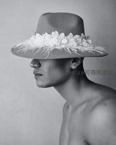 戴花饰宽檐帽男子侧影