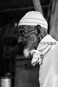 白帽老者侧颜特写，岁月痕迹尽显