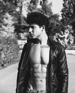 肌肉男敞皮衣，公园阳光下酷帅