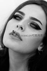 烟雾缭绕的冷艳眼神