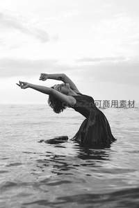 海中舞者舒展如诗