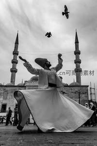 旋转舞者与清真寺背景