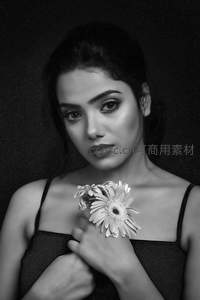 女子手捧雏菊优雅特写