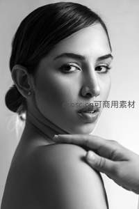 黑白特写女子肩颈柔美