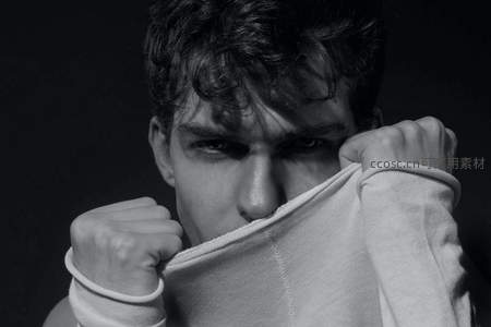 黑白光影下的男性凝视特写