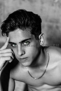 少年绿眸与银链的黑白肖像