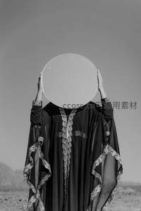 沙漠中举镜遮面的神秘人