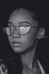 时尚女性佩戴未来感墨镜特写镜头