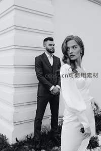 黑白婚纱照，新郎新娘倚墙深情对望