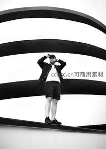 几何线条下的时尚青年