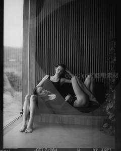 黑白光影中的优雅姿态