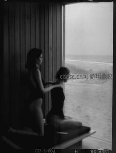 窗边凝望海景的瞬间