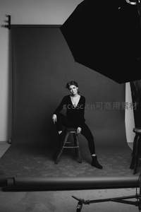 摄影棚里的静谧：模特与灯光设备同框