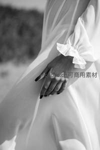 黑白光影下的优雅手部特写