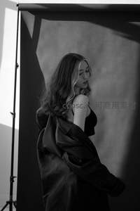 影棚中的沉思女子侧影