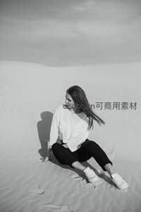 沙漠中静坐的白衣女子