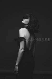 黑裙女子侧影仰望光影