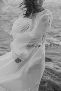 海风中的白色长裙，飘逸如诗