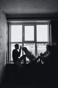 窗边剪影，人与犬共享温馨时光