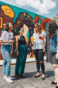 好友街头聚会畅饮谈笑风生