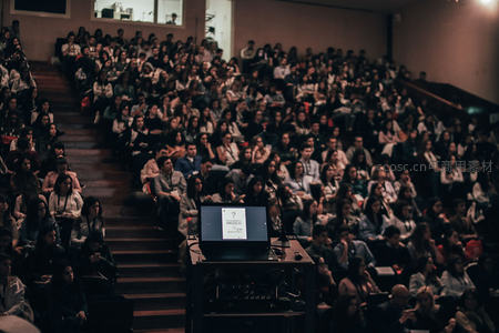 阶梯教室座无虚席听讲座
