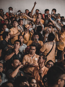 人群聚集热议，手持纸币神情各异