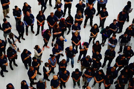 俯瞰人群站立，统一深蓝T恤整齐排列