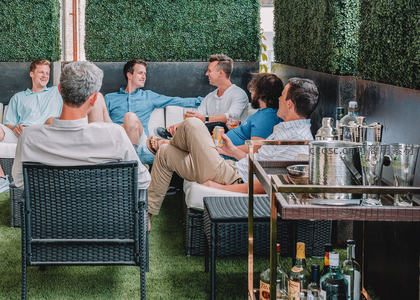 户外沙发闲聊，友人围坐畅饮时光