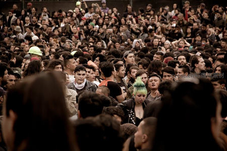 人群密集的户外音乐节现场