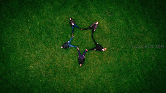 绿茵草坪上的人形五角星