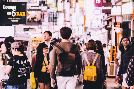 霓虹闪烁的繁华都市夜街