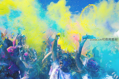 彩色粉末飞溅中的狂欢庆典现场