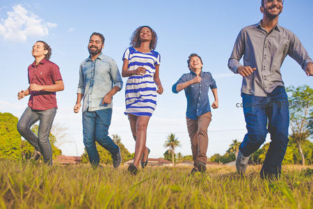 五位朋友在田野上奔跑欢笑