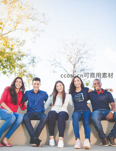 五位好友户外欢笑合影