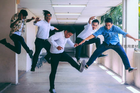 五男子走廊跳跃抓拍瞬间