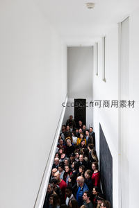 现代艺术馆内人群聚集仰望