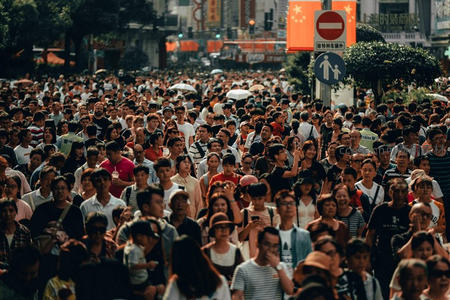 城市街头人潮汹涌熙熙攘攘