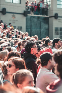 人群聚集的户外活动现场