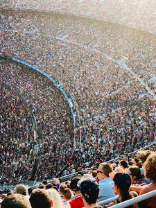 万人体育场内热情观众俯瞰图