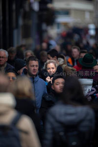 熙攘街头人群中一位女性凝视镜头