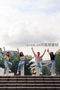 青春活力四射的阶梯跳跃瞬间